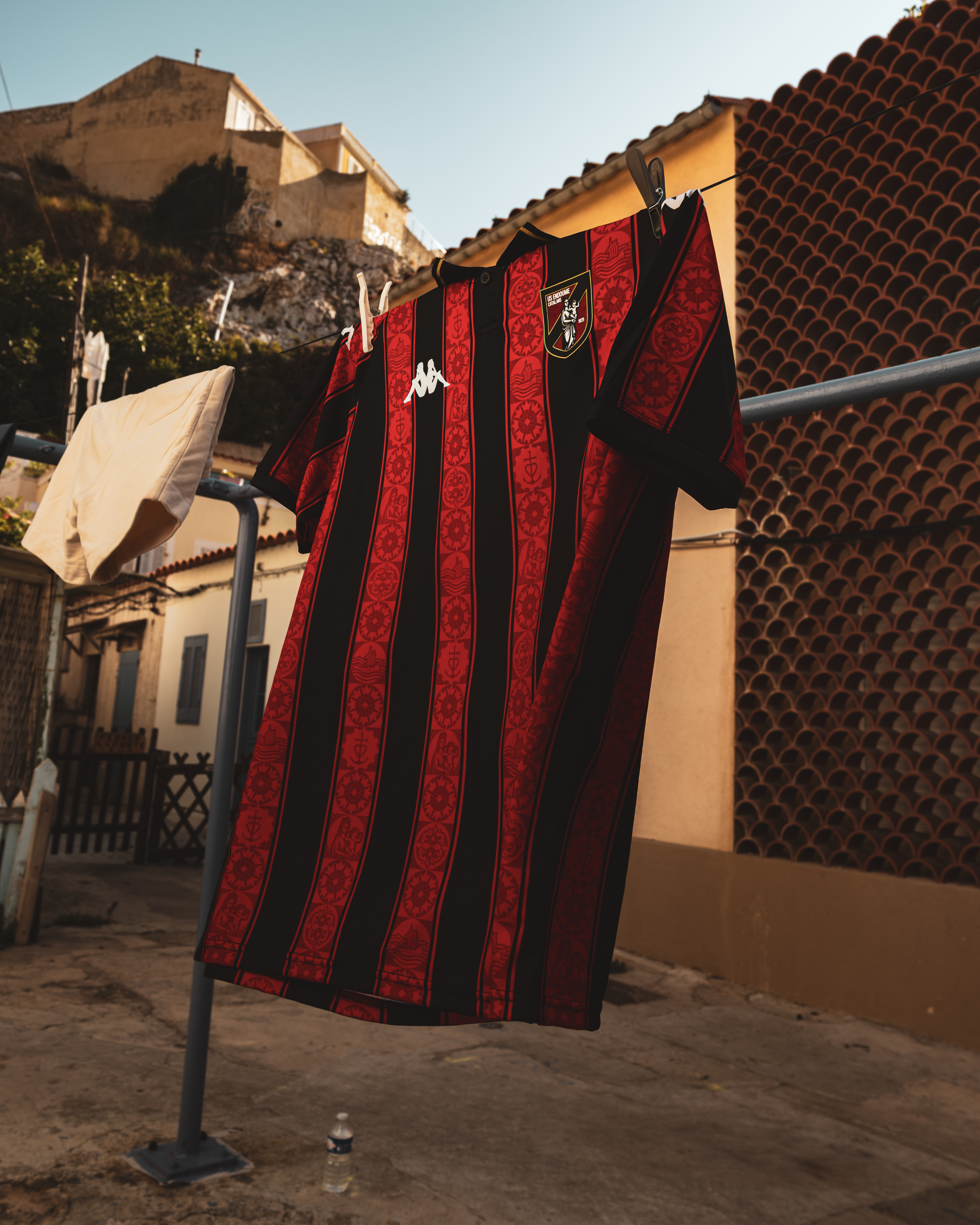 Maillot domicile US Endoume, rayures rouge et noir